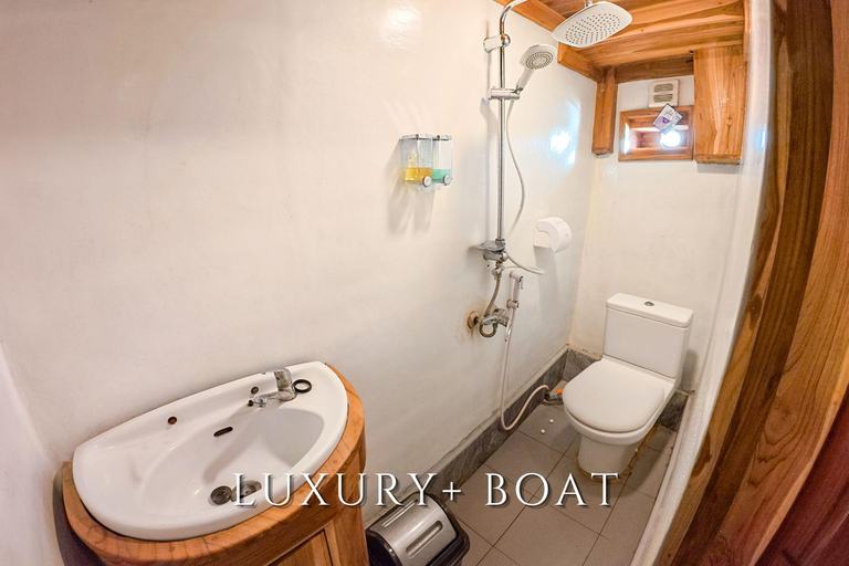 Labuan Bajo: 5-Day Komodo to Gili Trawangan Whale Shark Tour Standart Boat | Sharing Deck | No WHALE SHARK