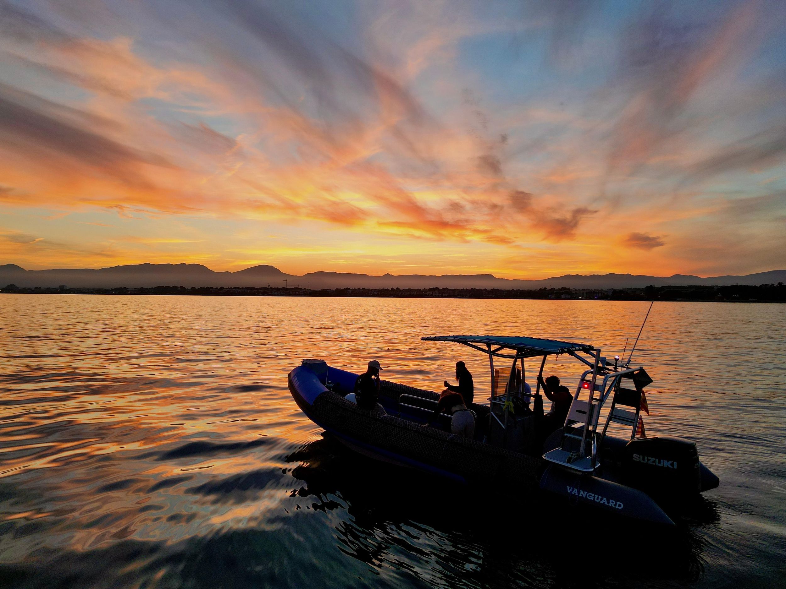 Schnorcheln und Bootsfahrt bei Sonnenuntergang in Cambrils mit Aperitif
