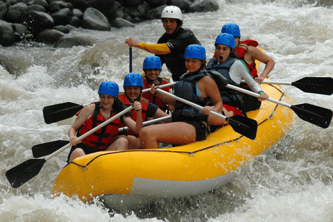 Rafting em Arenal Classe II-IIIExcursão familiar para rafting em corredeiras de Arenal