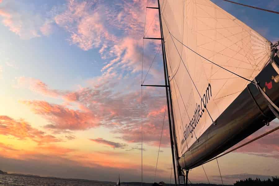 Seattle: Segeltour bei Sonnenuntergang in den Golden Gardens, BYOB. Foto: GetYourGuide Seattle: Segeltour bei Sonnenuntergang in den Golden Gardens, BYOB. Foto: GetYourGuide