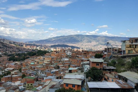 Medellín: Private Tour Comuna 13 with Cable Car Comuna 13, cable & Pablo Tour