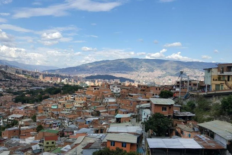 Medellín: Private Tour Comuna 13 with Cable Car Comuna 13 & coffee farm tour