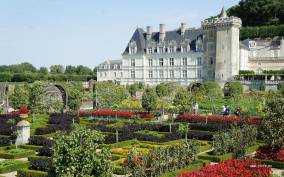 Loire castles: private round transfer from Paris