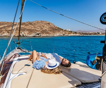 Naxos/ Paros: Sailing Cruise with Food and Drinks