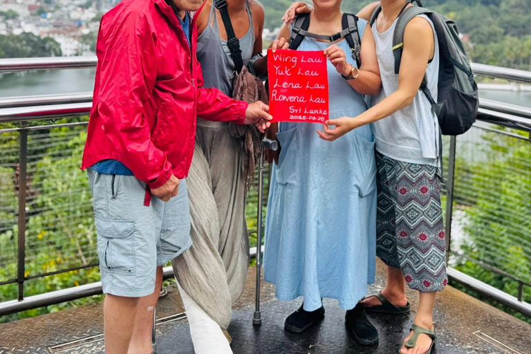 Kandy: Guided City Tour/Temple of the Tooth & Tea Factory