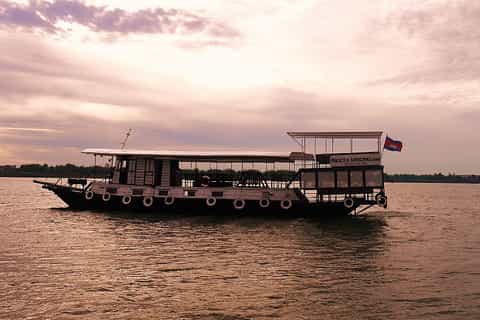 Phnom Penh: Private Sunset Cocktail and Dinner Cruise