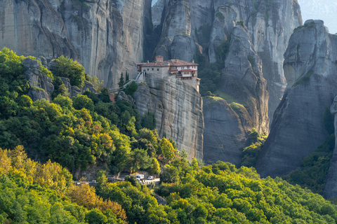 De Atenas: Viagem de trem para Meteora com pernoite