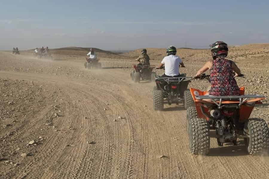 Marrakesch: Agafay-Wüste – Quadfahrt, Kamelritt & Dinner-Show. Foto: GetYourGuide Marrakesch: Agafay-Wüste – Quadfahrt, Kamelritt & Dinner-Show. Foto: GetYourGuide