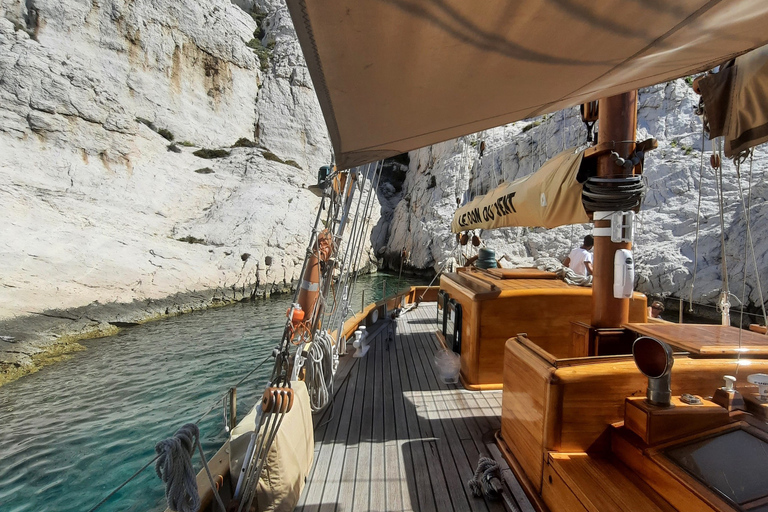 Marseille : Excursion à la voile dans les Calanques avec déjeuner et vinMarseille : excursion dans les calanques avec déjeuner et vin
