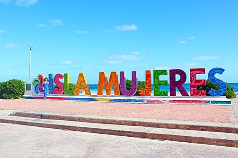 Festa in catamarano Isla Mujeres con bevande e pranzoA cominciare da Cancun