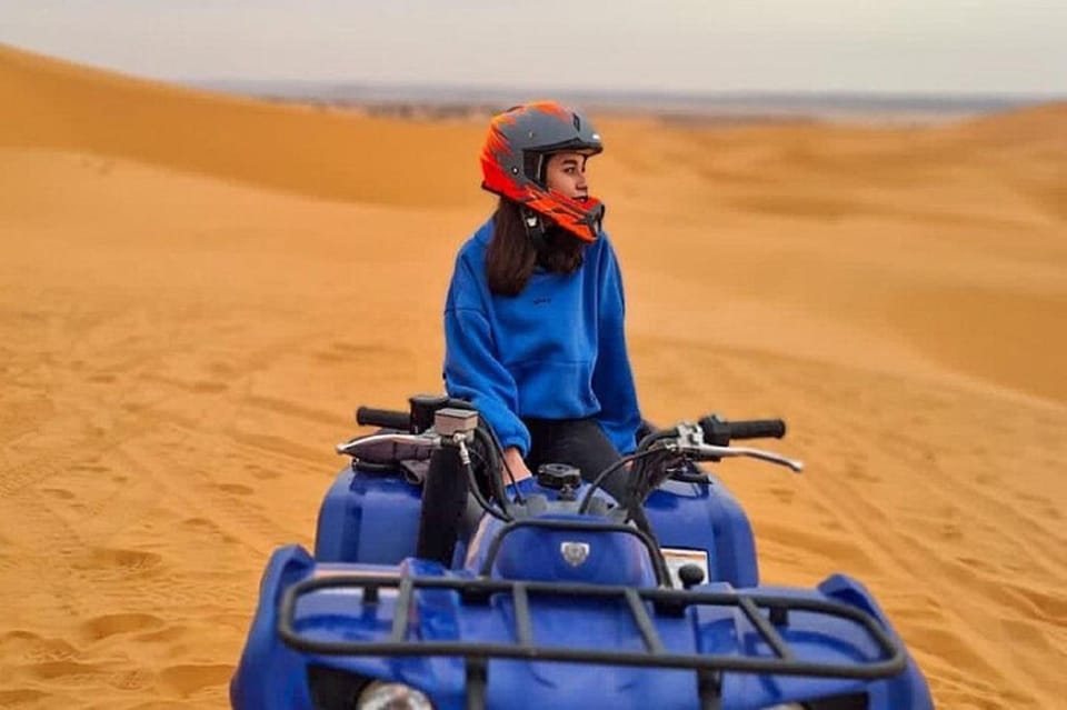 Quad En Las Dunas De Arena Del Desierto De Merzouga Erg Chebbi