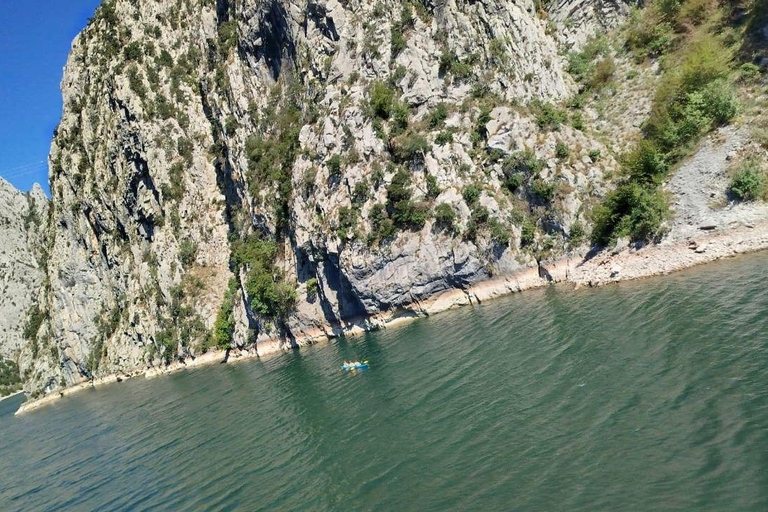 Desde Tirana/Durres: 2 días por el lago Komani, Alpes, Valbona y Kosovo