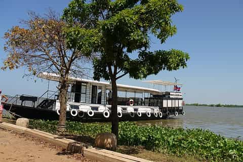 From Phnom Penh: Private Roundtrip Cruise to Oudong