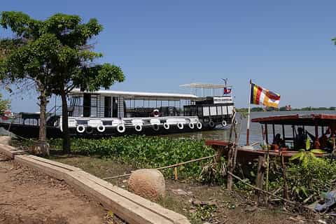 From Phnom Penh: Private Roundtrip Cruise to Oudong