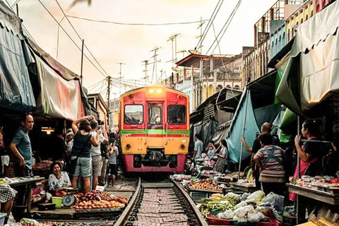 Bangkok: Maeklong Railway Market and Damnoen Saduak Tour