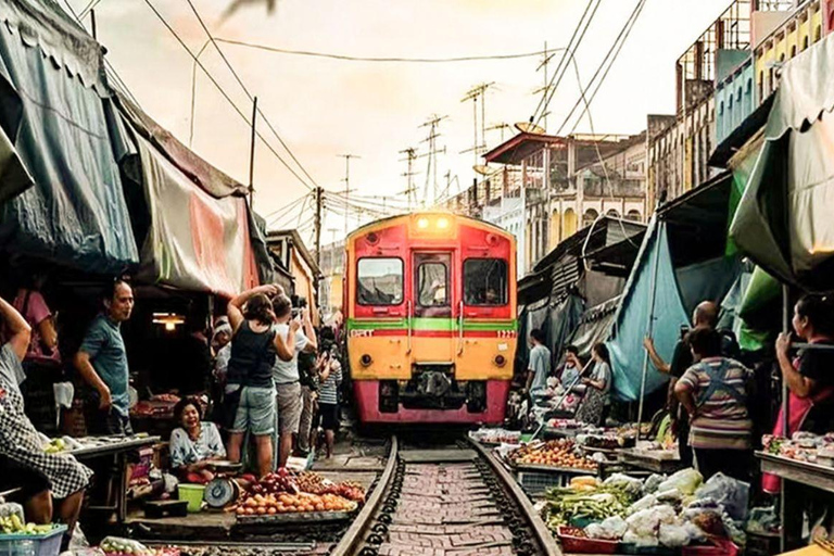Bangkok: Maeklong Railway Market and Damnoen Saduak Tour