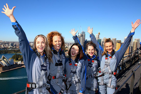 Sydney - guidning Guidad toppbestigning av Sydney Harbour Bridge på dagtid13:45 Klättring upp på toppen