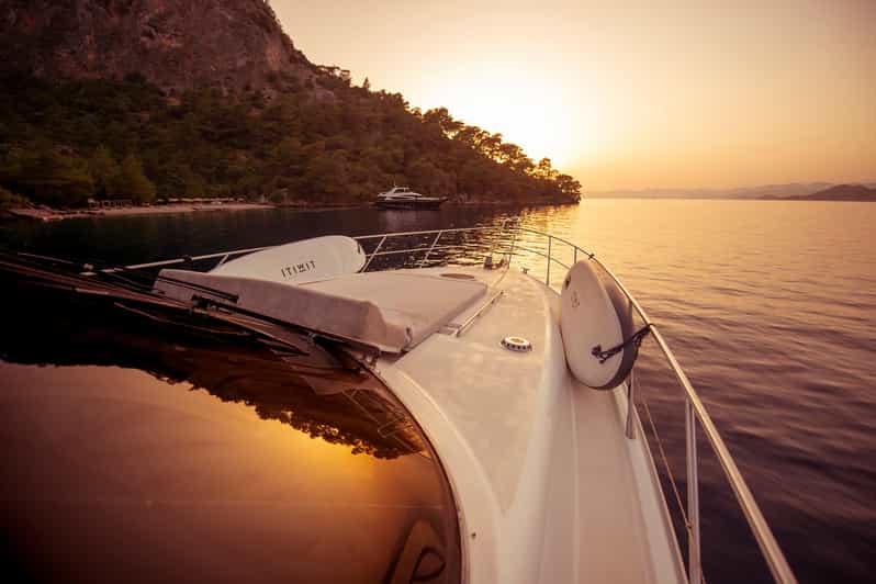 Crucero por el Bósforo al atardecer en yate privado de lujo | GetYourGuide