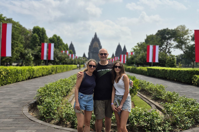 Yogyakarta : Borobudur à l'aube, quad sur le Merapi et PrambananBorobudur à l'aube (accès VIP), Merapi en quad et Prambanan