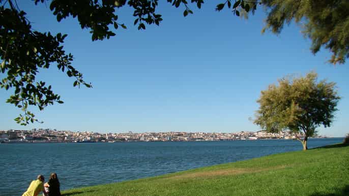 lisbona visita a piedi della città e sul fiume tago