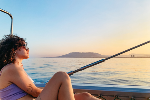 Malaga: gita in catamarano con opzione tramontoTour in catamarano al tramonto con bicchiere di cava