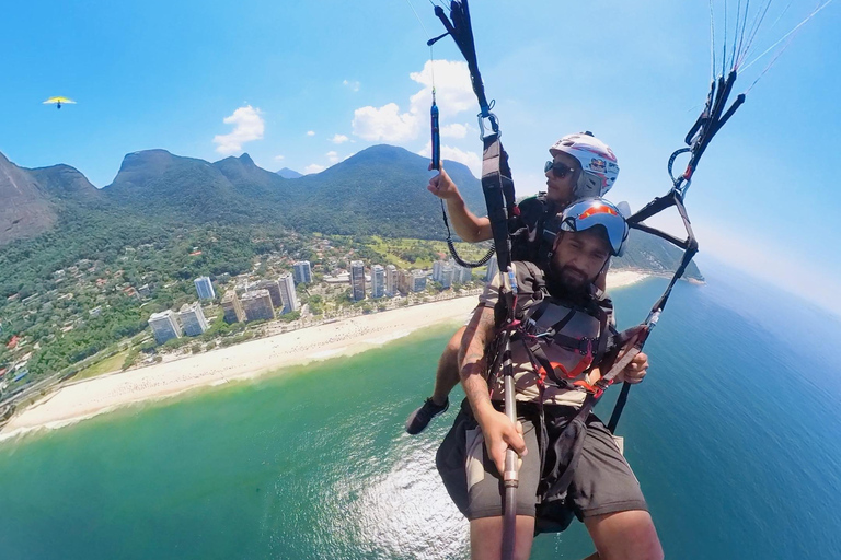 Paragliding flight with the most beautiful view of Rio de Janeiro Paragliding with the most beautiful view of Rio de Janeiro