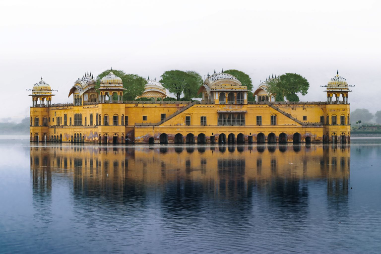 Visita de medio día a Jaipur Fuerte Amer, Jal Mahal y hawa mahal.Visita de medio día (6 horas) a Jaipur con guía.