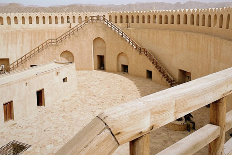 Från Muscat: Nizwa Fort, Souq, falaj &amp; Museum Dagsutflykt