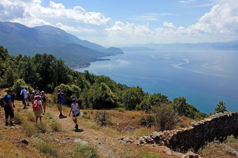 Wandelen door bergdorpjes en strandmiddag, vanuit Ohrid.