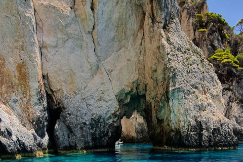 Tsilivi : Journée entière de location de bateau vers l&#039;épave et les grottes bleues