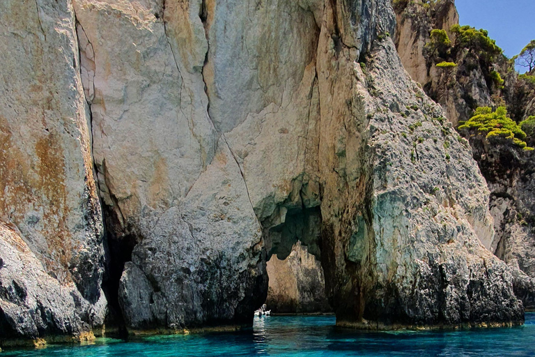 Tsilivi: Alquiler de barco de día completo a Naufragio y Cuevas Azules