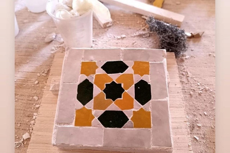 丹吉尔工作坊：制作属于你的 Zelij 瓷砖，并将其带回家丹吉尔工作坊：制作自己的 Zelij 瓷砖并带回家