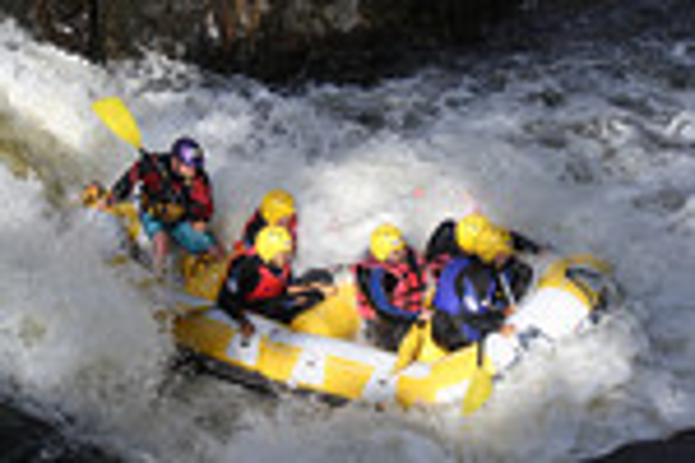 Pitlochry, Escócia: Passeio de rafting em águas brancas no verãoPitlochry, Escócia: excursão de rafting em corredeiras de verão