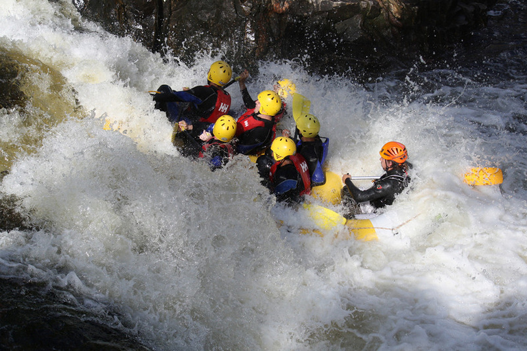 Pitlochry, Escócia: Passeio de rafting em águas brancas no verãoPitlochry, Escócia: excursão de rafting em corredeiras de verão