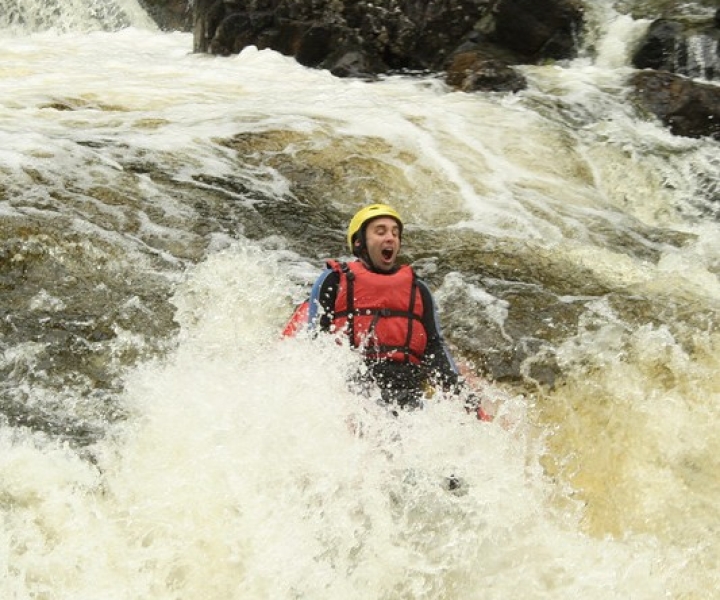 Avventura di rafting sul fiume di mezza giornata a Pitlochry