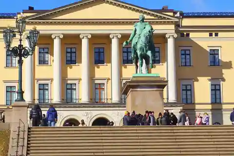 Oslo: City Tour with Traditional Norwegian Lunch or Dinner!