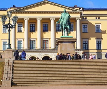 Oslo: City Tour with Traditional Norwegian Lunch or Dinner!