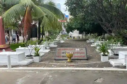 Phnom Penh: The Killing Fields & Tuol Sleng Genocide Museum
