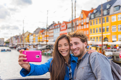 Rondvaart door de grachten in Kopenhagen en stadswandeling Nyhavn3 uur: rondleiding door de oude binnenstad en boottocht