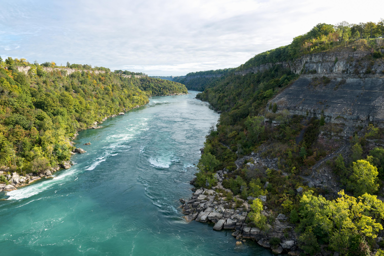 From Toronto: Niagara Falls Bus Tour with Boat Cruise