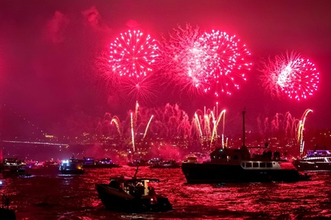 Istanbul: oudejaarsavond rondvaart &amp; diner op Bosporus2026Privétafel met diner en drankjes - trefpunt