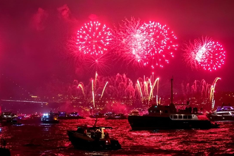 Istanbul: oudejaarsavond rondvaart &amp; diner op Bosporus2026Privétafel met diner en drankjes - trefpunt