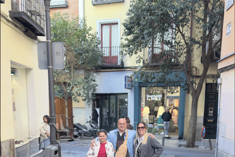 Madrid: Private Tuk Tuk Tour with Expert Guide and Panoramic Views The Classics Tour ~ Discover Madrid in 60 minutes from your STARTING POINT!