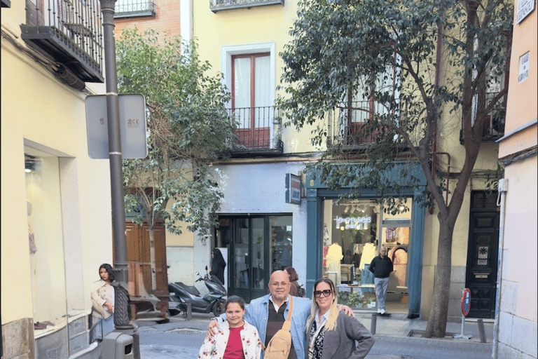 Madrid: Private Tuk Tuk Tour with Expert Guide and Panoramic Views The Classics Tour ~ Discover Madrid in 60 minutes from your STARTING POINT!