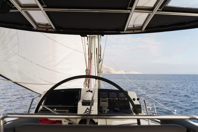 Crucero por Mykonos: champán, barbacoa, demostración de navegación y parada en Delos.Crucero por Mykonos: champán, barbacoa, demostración de vela y parada en Delos