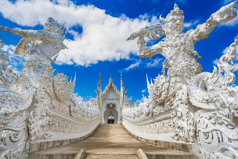 Chiang Rai: Private Tour of Temples, Tea Garden, Hill Tribes