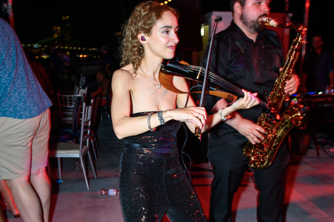 رحلة بحرية عند غروب الشمس في مدينة نيويورك مع دي جي وأفق المدينة وتمثال الحريةرحلة بحرية مع موسيقى 