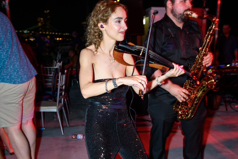 رحلة بحرية عند غروب الشمس في مدينة نيويورك مع دي جي وأفق المدينة وتمثال الحريةرحلة بحرية مع موسيقى 