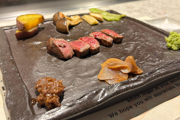 Osaka: Kobe-biff Teppanyaki-upplevelse med guideOsaka: Kobe Beef Teppanyaki-upplevelse med guide