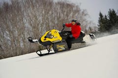 Hokkaido im Winter: Tagestour mit dem Schneemobil zum Toyasee und nach Kimobetsu